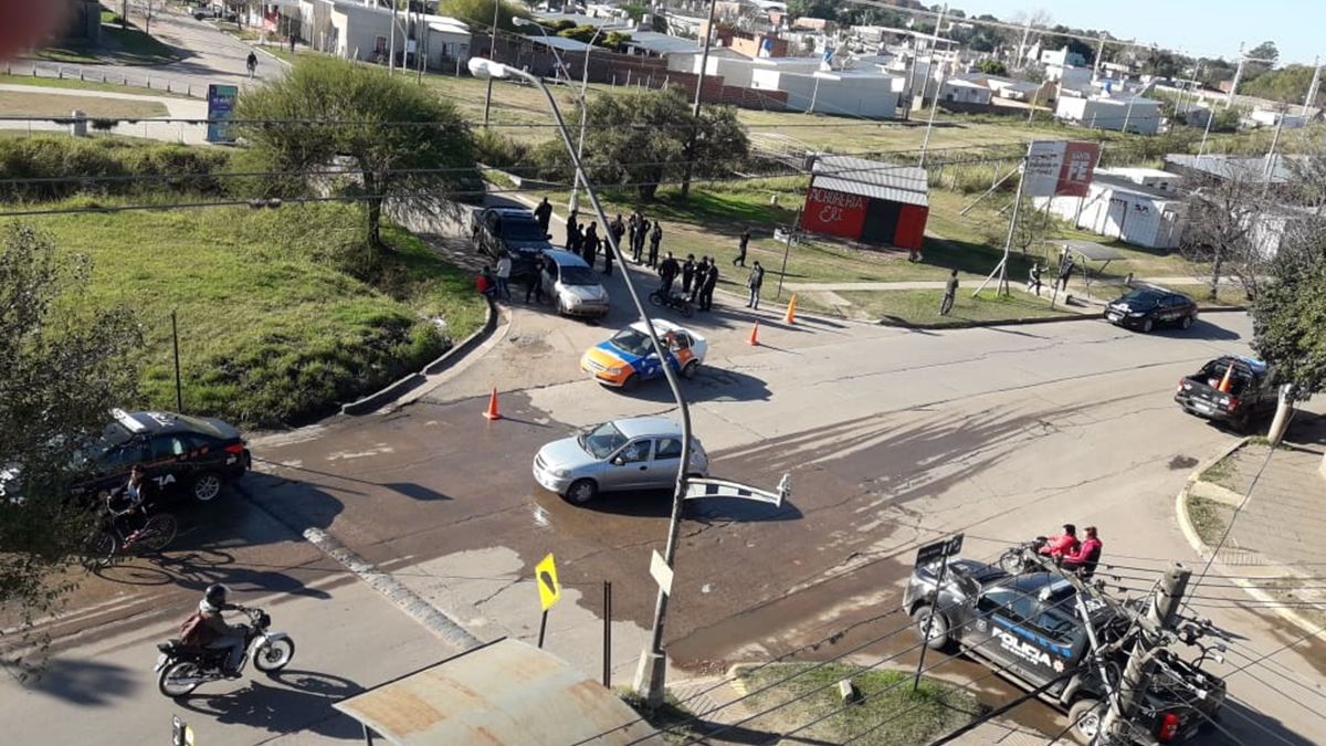 Revuelo en el barrio. La gente pasaba por el lugar y notaba la secuencia policial.
