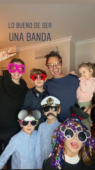 La familia de Benjamín Vicuña y la China Suárez: Bautista, Beltrán, Benicio, Magnolia, Rufina y el bebé en camino.