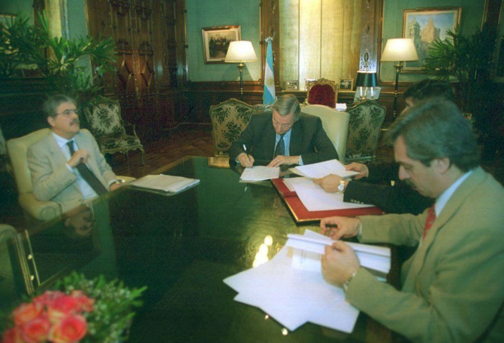 Julio De Vido, Néstor Kirchner y Alberto Fernández durante la firmando la intervención del Correo Argentino.