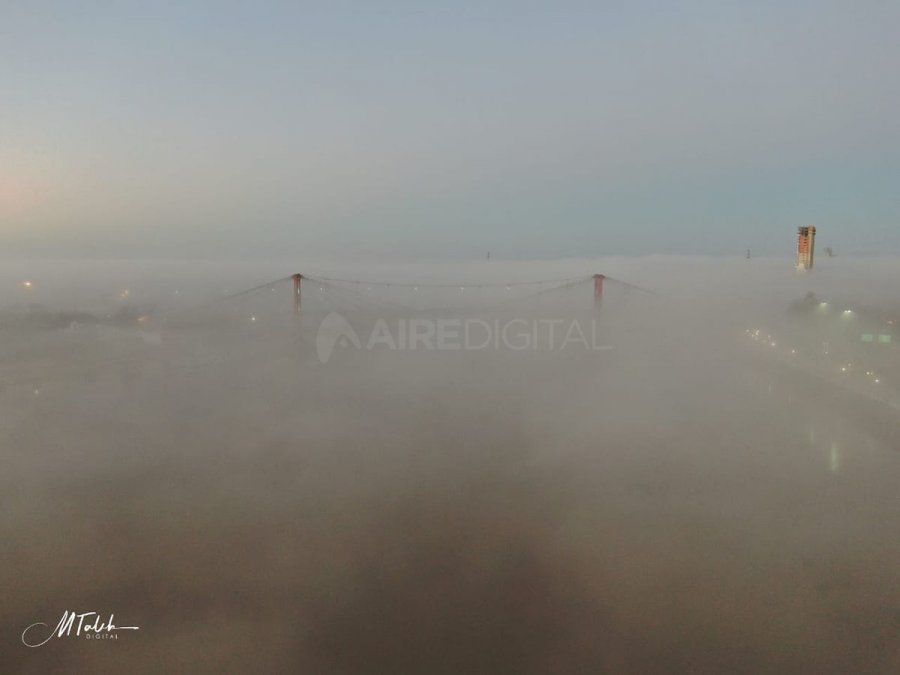 El Puente Colgante, cubierto por la niebla.