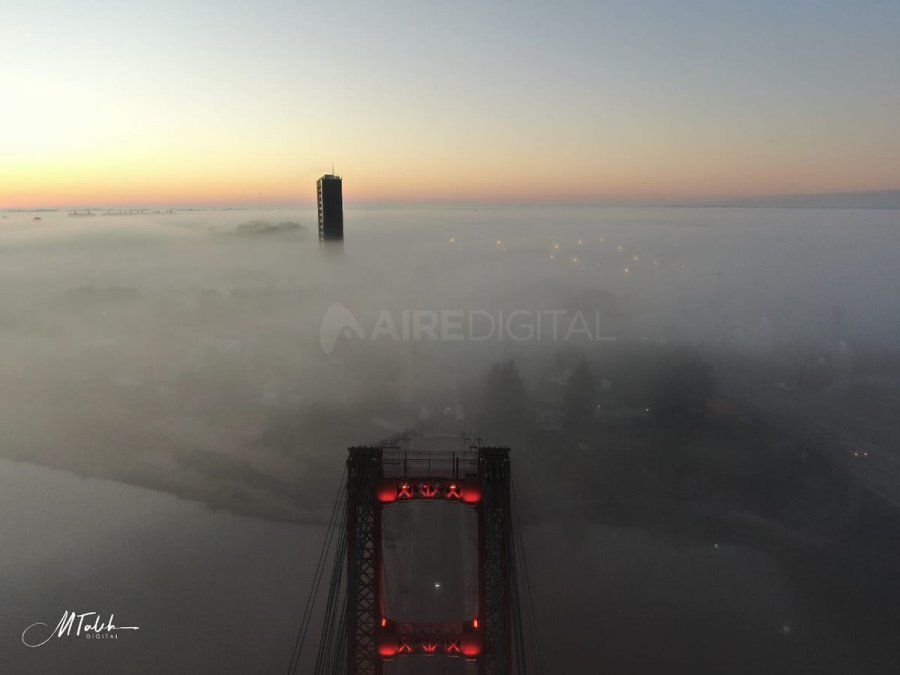 Un drón mira hacia la Costanera Este de la ciudad de Santa Fe, que está rodeada de niebla.