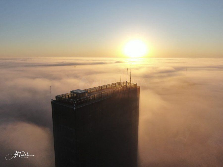 El edificio de UNL-ATE rodeado de abundante niebla.