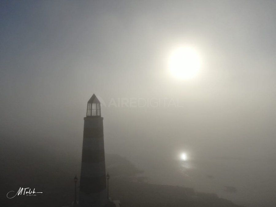 El faro de la costanera santafesina, apenas de ve entre la niebla.