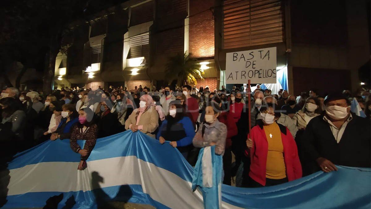 Los vecinos se trasladaron hasta la ciudad de Reconquista, en donde los integrantes de la comitiva interventora permanecían alojados. 