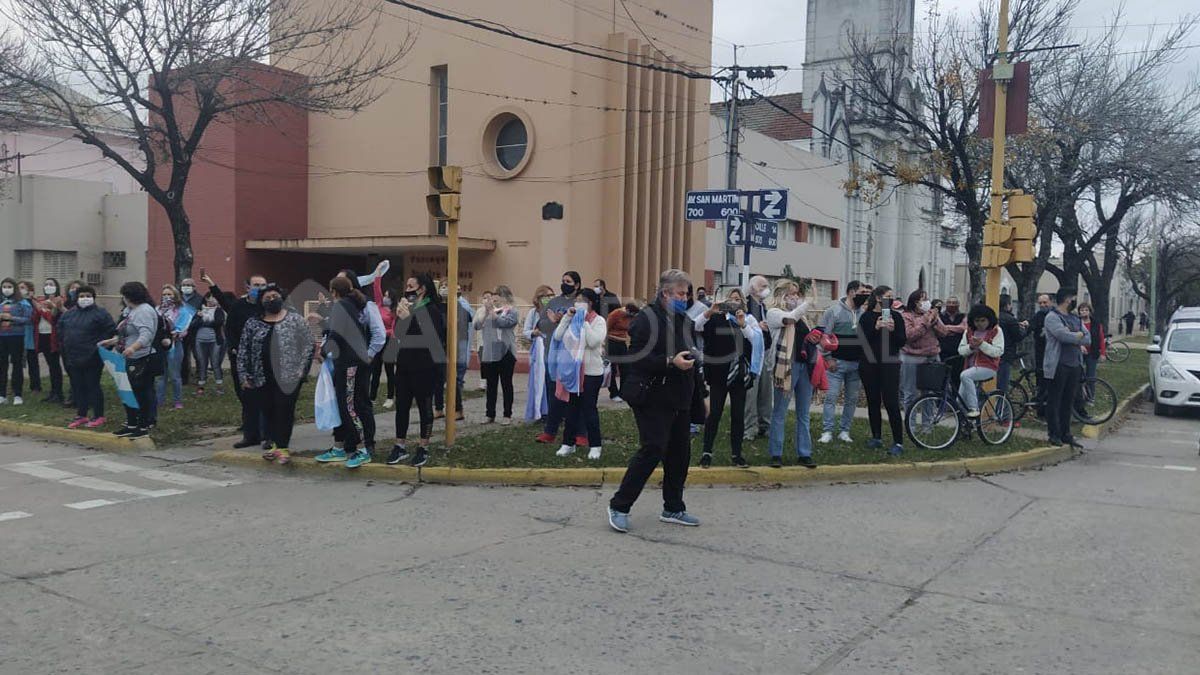 Con banderas y clarteles, los manifestantes se apostaron sobre Avenida San Martín y calle 14.