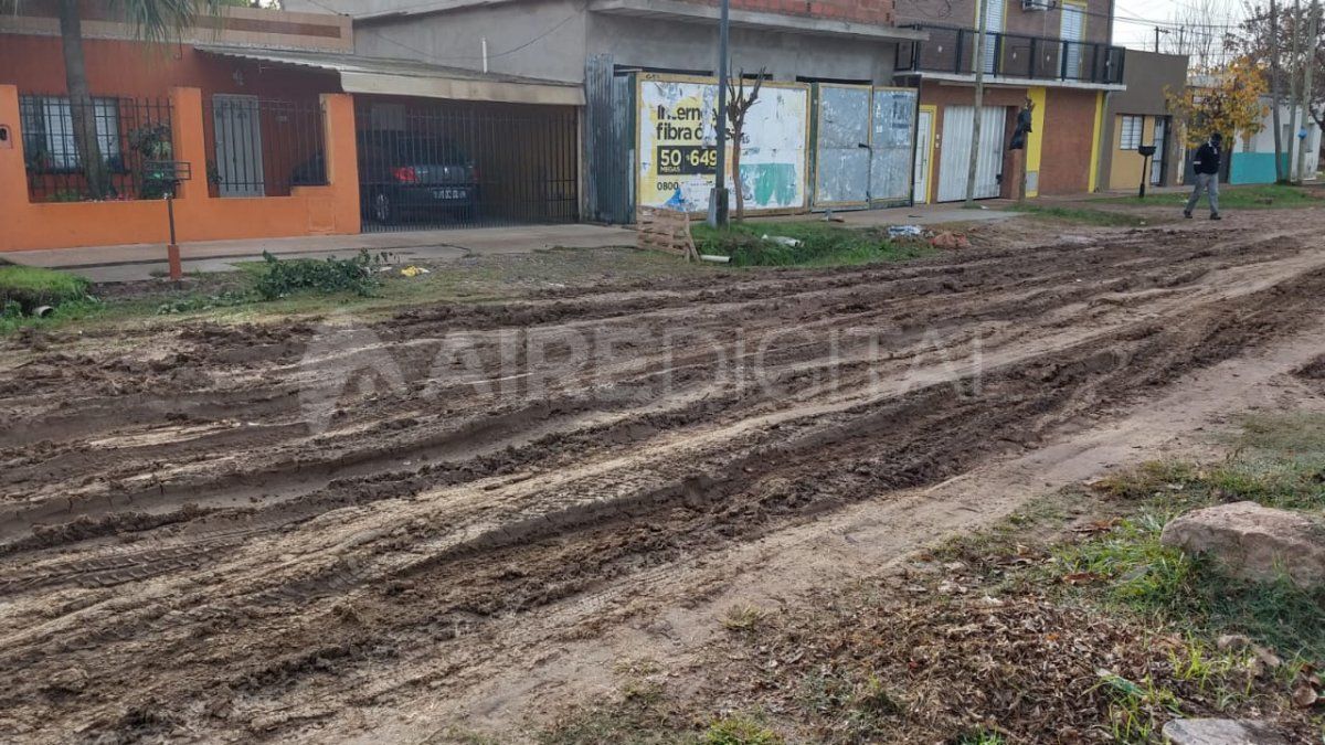 La rutina de los vecinos del barrio San Martín cambió desde que comparten una calle destrozada