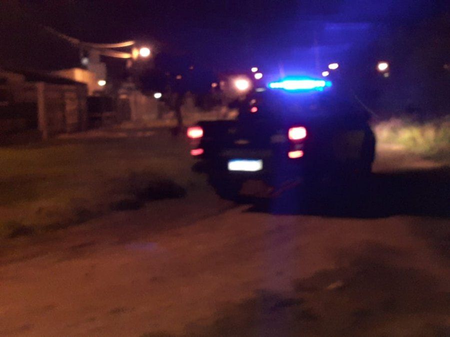 La policía llegó al lugar donde asesinaron al joven. Foto: gentileza de los vecinos