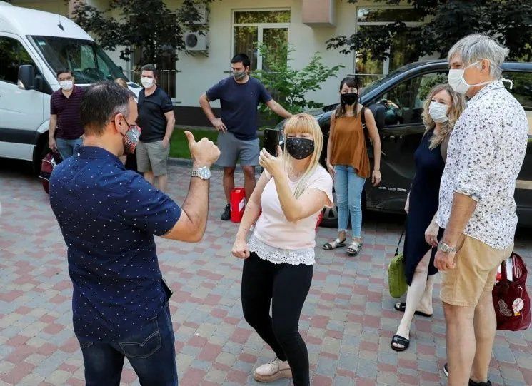 Residentes argentinos festejan la llegada de Flavia y José