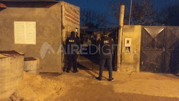 Tras la balacera que dejó un joven asesinado en la Guardia, este jueves allanaron varias casas en el distrito costero