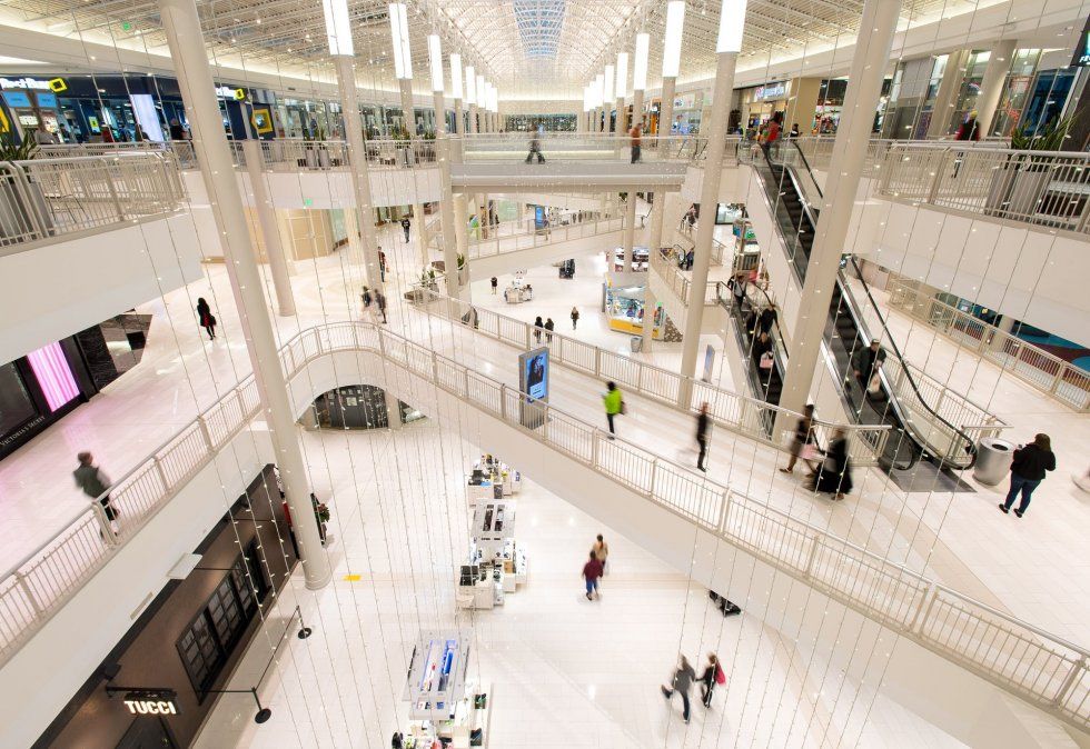 El Mall of America, que está en Minneapolis, es uno de los centros comerciales más grandes de Estados Unidos. Tiene 500 negocios y cada año lo visitan unas 40 millones de personas.