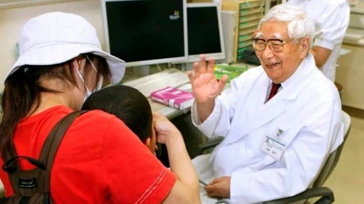 Miles de niños fueron atendidos por el pediatra japonés