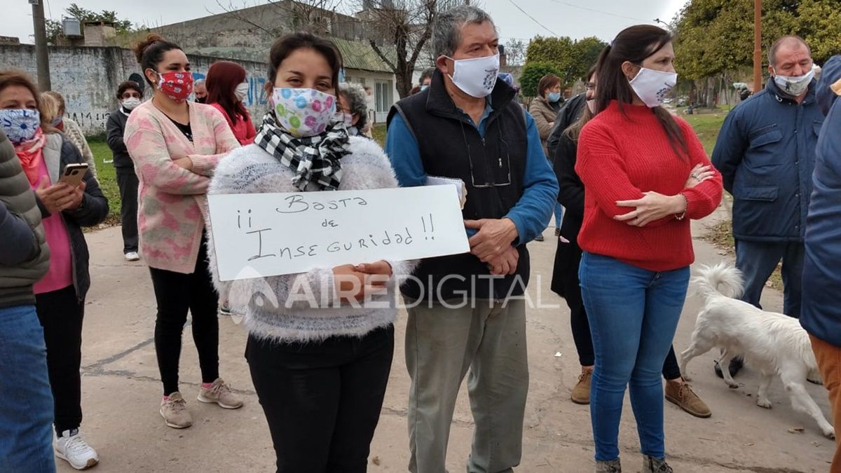 La gente asegura que durante la noche se escucha a los ladrones caminar por los techos.