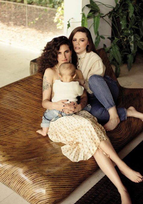 Joy junto a Diana Atri, su esposa.