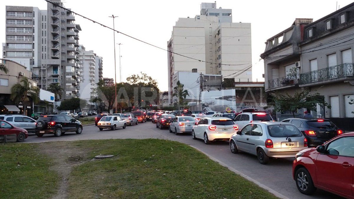 Los autos colmaron la bajada del Puente Colgante y el Viaducto Oroño hacia Boulevard Gálvez. 