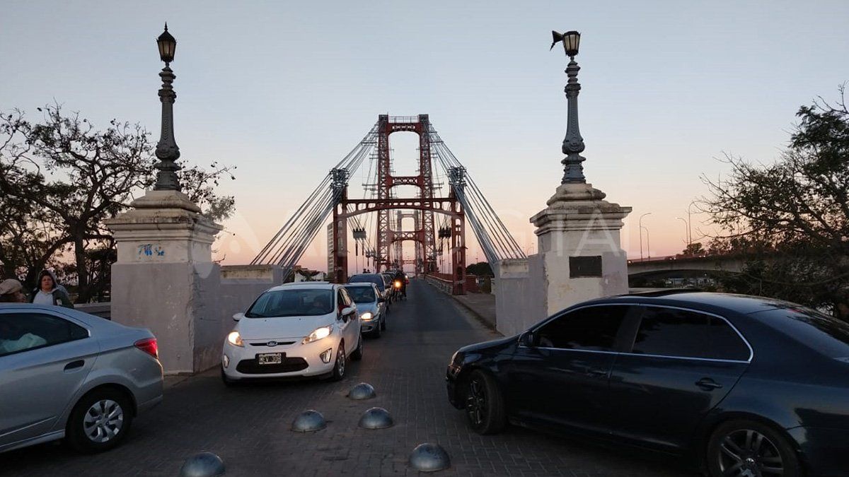 Así estaba el ingreso y egreso al Puente Colgante en las últimas horas de la tarde del domingo. 