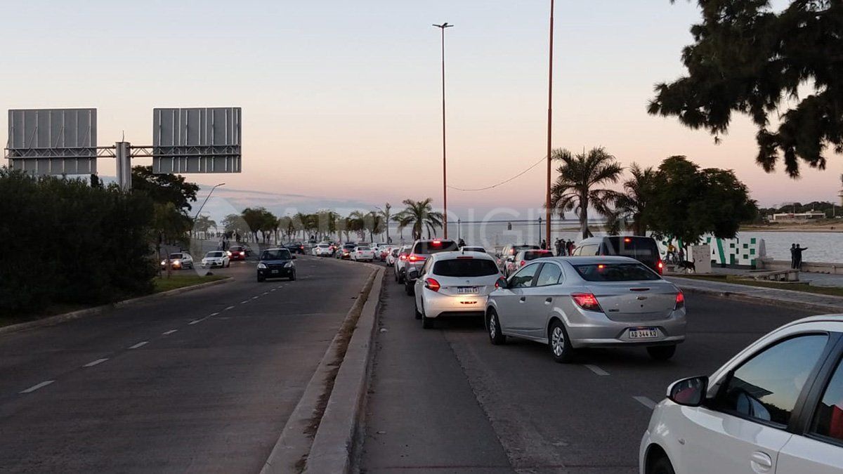 La costanera de la ciudad se llenó de santafesinos que aprovecharon las salidas recreativas. 
