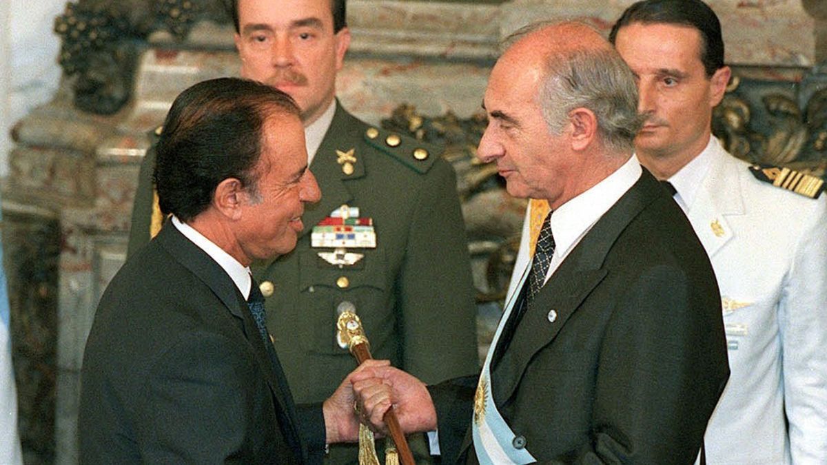 Carlos Menem le entrega el bastón presidencial a Fernando de la Rúa.