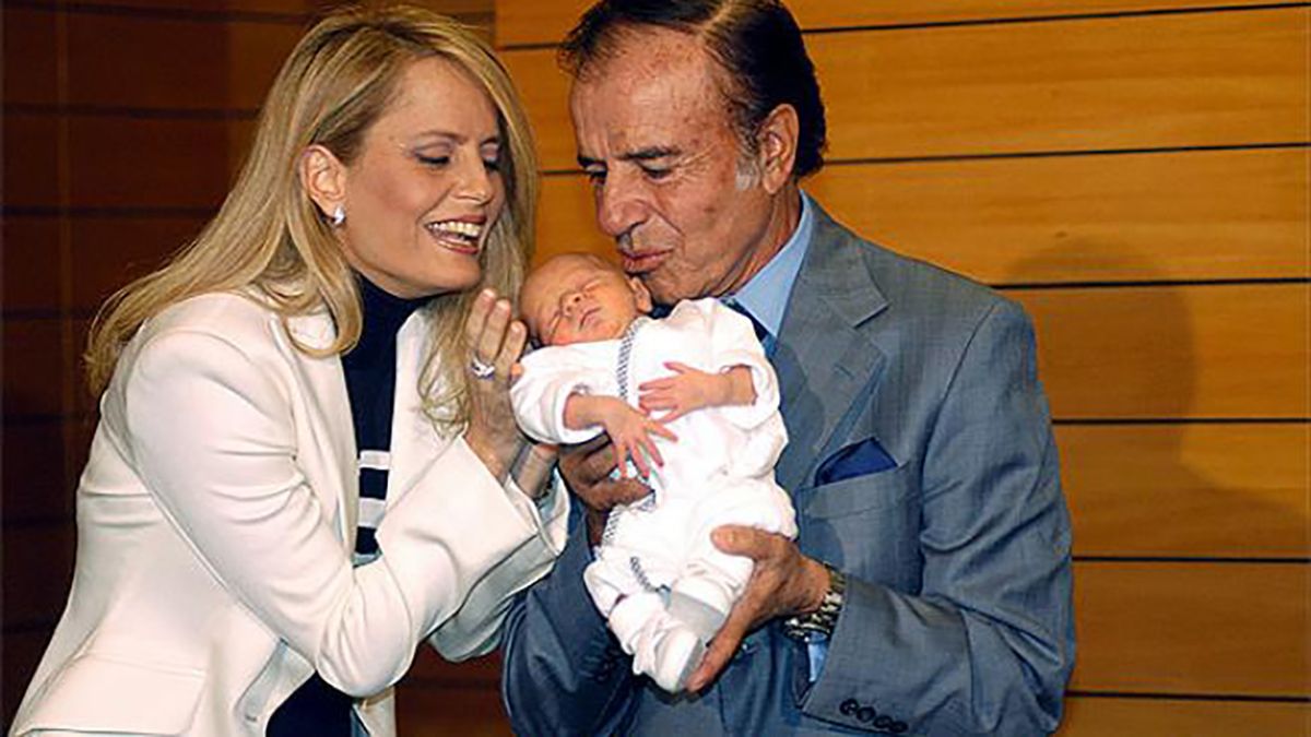 Cecilia Bolocco y Carlos Menem, junto a su hijo Máximo, recién nacido.
