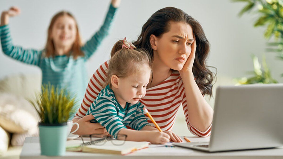 Las mujeres se sienten sobrecargadas de trabajo por la cuarentena.