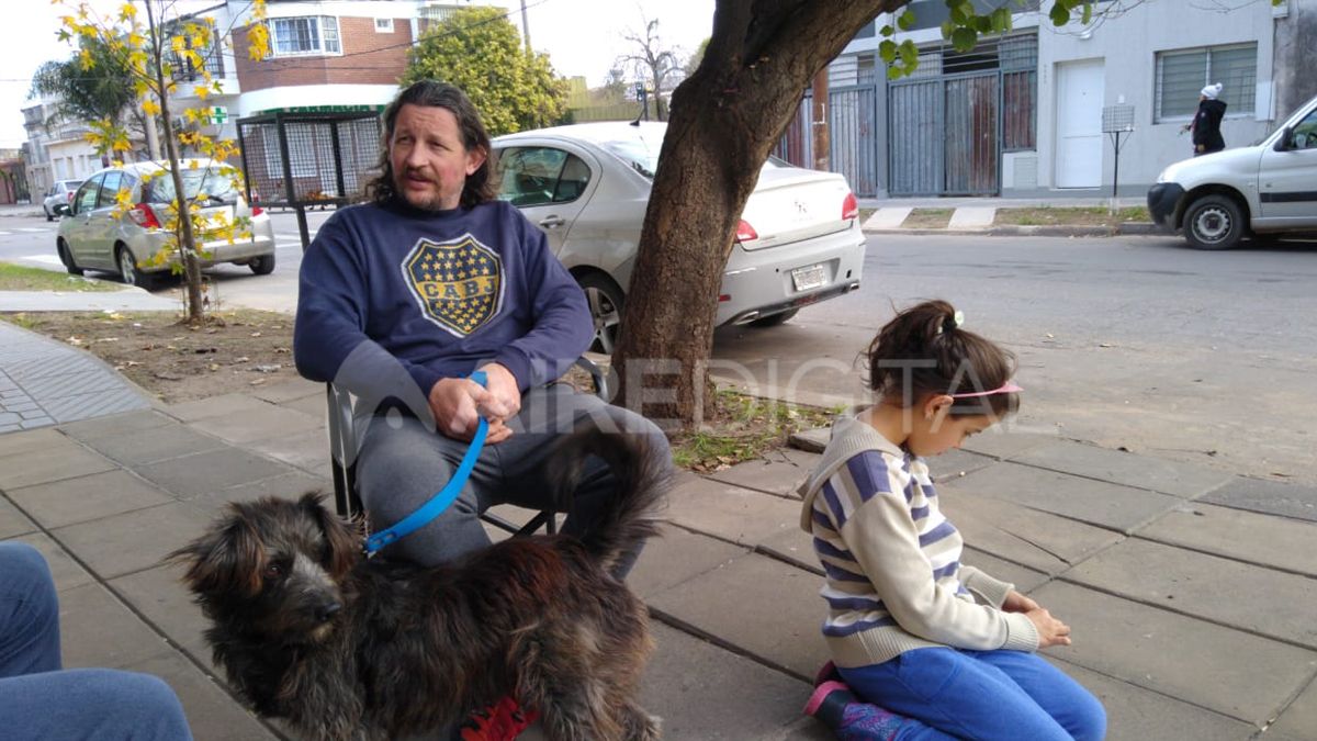 Los vecinos de barrio Roma salieron a las veredas para reclamar por seguridad.