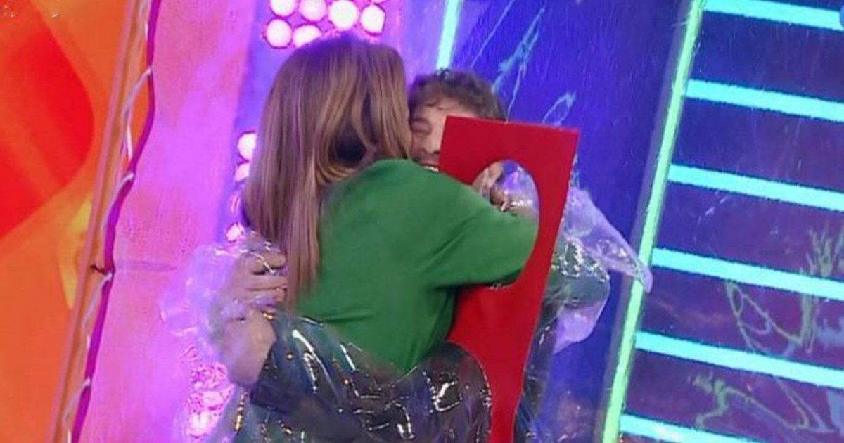 Lizy y Leo se abrazaron con una cortina de plástico de por medio.