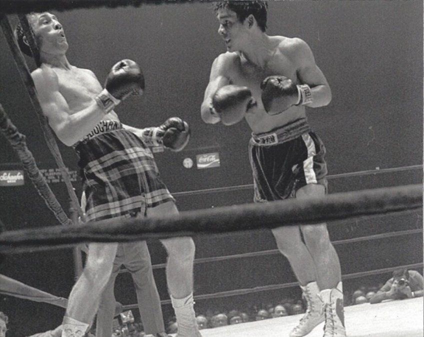 El lunes 26 de junio de 1972 y, en el Madison Square Garden de Nueva York, el panameño logró su primera corona, la de los livianos de la AMB, al GKOT 13 al escocés Ken Buchanan. La conquistó en su 29ª pelea y, los 61,235 kilos o 135 libras, tenían un nuevo rey.