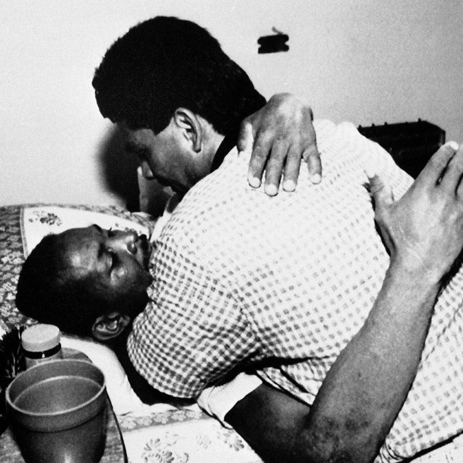 El puertorriqueño Esteban De Jesús le quitó el invito a Durán en 1972 y, el Cholo, se desquitó en 1978. En mayo de 1989, Manos de Piedra visitó al boricua en su lecho de muerte –falleció a los 37 años, a causa del sida– y, tras besar en la frente a su viejo rival, le dijo: “Tú serás siempre mi campeón, hermano”.