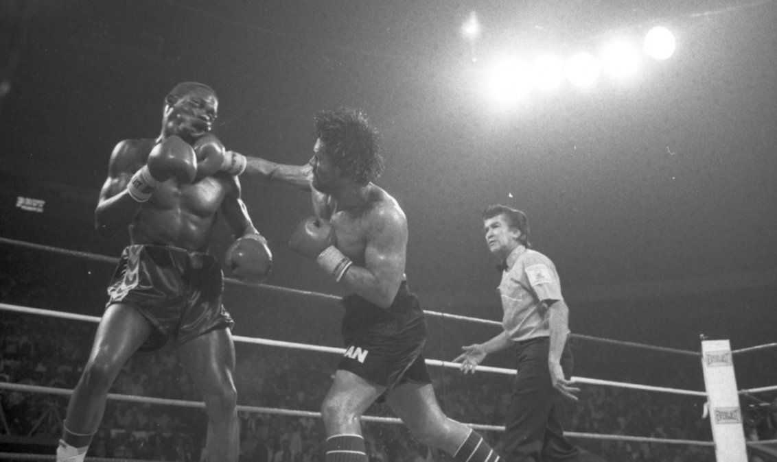 Manos de Piedra se regaló una nueva corona –y en otra división– el día que cumplió 32 años. El jueves 16 de junio de 1983 y, frente a 20.000 espectadores en el Madison, aplastó al por entonces invicto estadounidense Davey Moore, al que le GKOT 8 (2’02”) y se ciñó el cinturón superwelter (69,853 kilos o 154 libras) de la AMB.