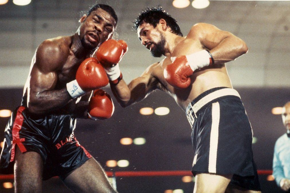 El viernes 24 de febrero de 1989 y, en el Convention Center de Atlantic City, le GPP 12 (dividido) al estadounidense Iran Barkley, quien cayó en el 11º. De esta manera, con 37 años y, a casi 17 de lograr su primera corona, Durán era campeón mundial mediano (160 libras o 72,574 kilos) del CMB, su quinta corona en cuatro categorías diferentes, y fue el primer púgil latino en lograrlo.