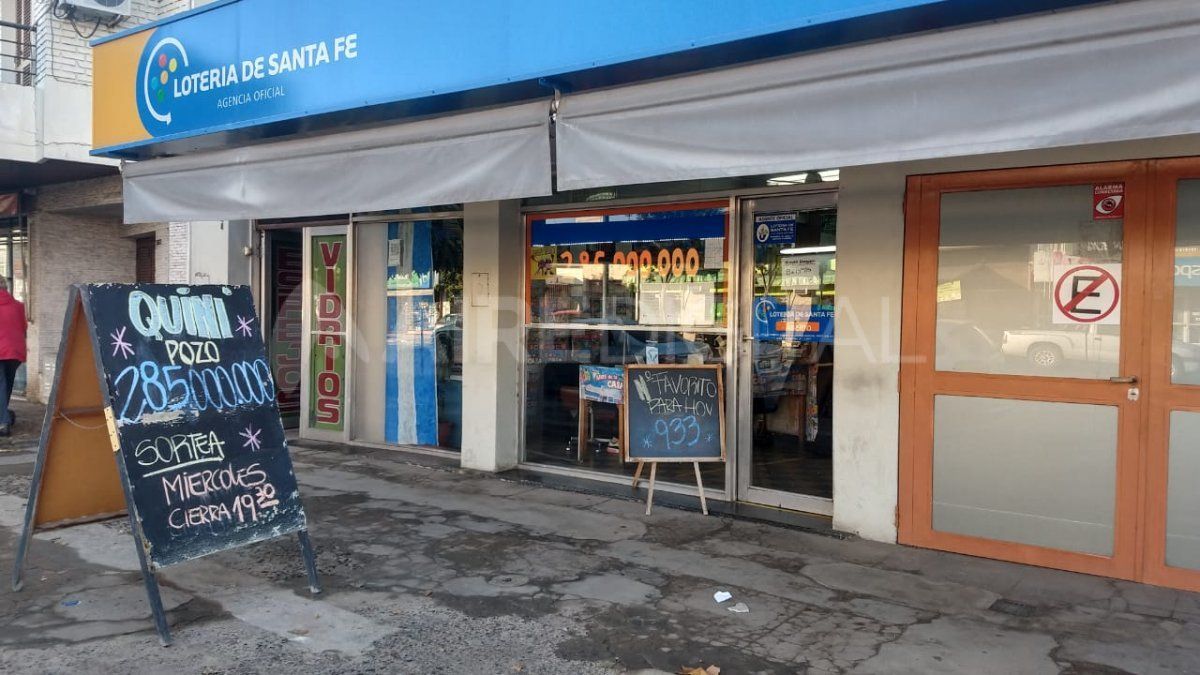 El ladrón le apuntó a una de las empleadas con un arma en la cabeza