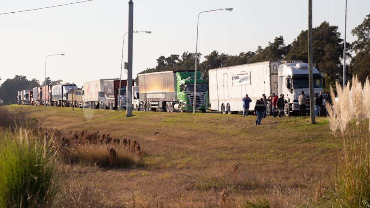 Se espera que más camiones se sumen a la marcha de autopista en inmediaciones de Rosario.