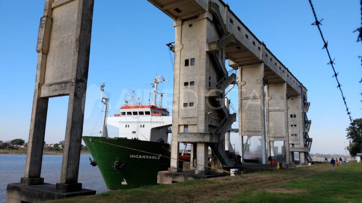 El buque llegó bien temprano al puerto santafesino para cargar maíz.