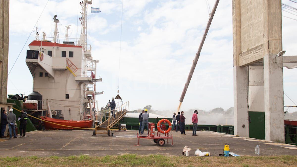 El personal del Puerto de Santa Fe estuvo afectado a las tareas de embarque.