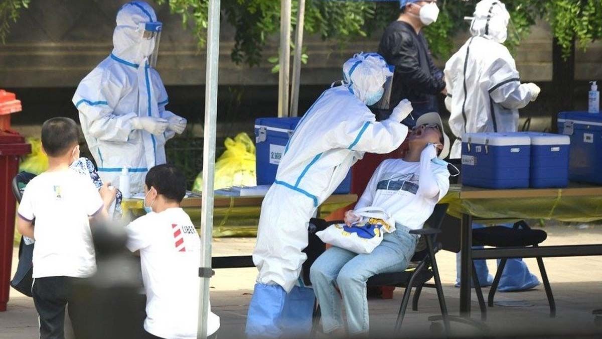 Beijing, cerró este martes todas sus escuelas, aisló más zonas residenciales y redobló las pruebas de detección del nuevo coronavirus, en medio de temores a que la cepa involucrada sea mucho más contagiosa que la que inició la pandemia en la ciudad central china de Wuhan.