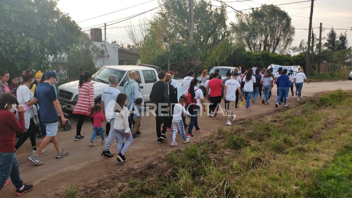 Vecinos de La Guardia marcharon en reclamo de justicia por la muerte de Franco Scola, de 17 años. El joven murió el jueves pasado en La Guardia tras quedar en en medio de una balacera.