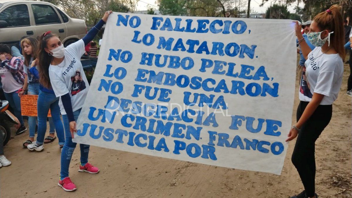 Vecinos de La Guardia marcharon en reclamo de justicia por la muerte de Franco Scola, de 17 años. El joven murió el jueves pasado en La Guardia tras quedar en en medio de una balacera.