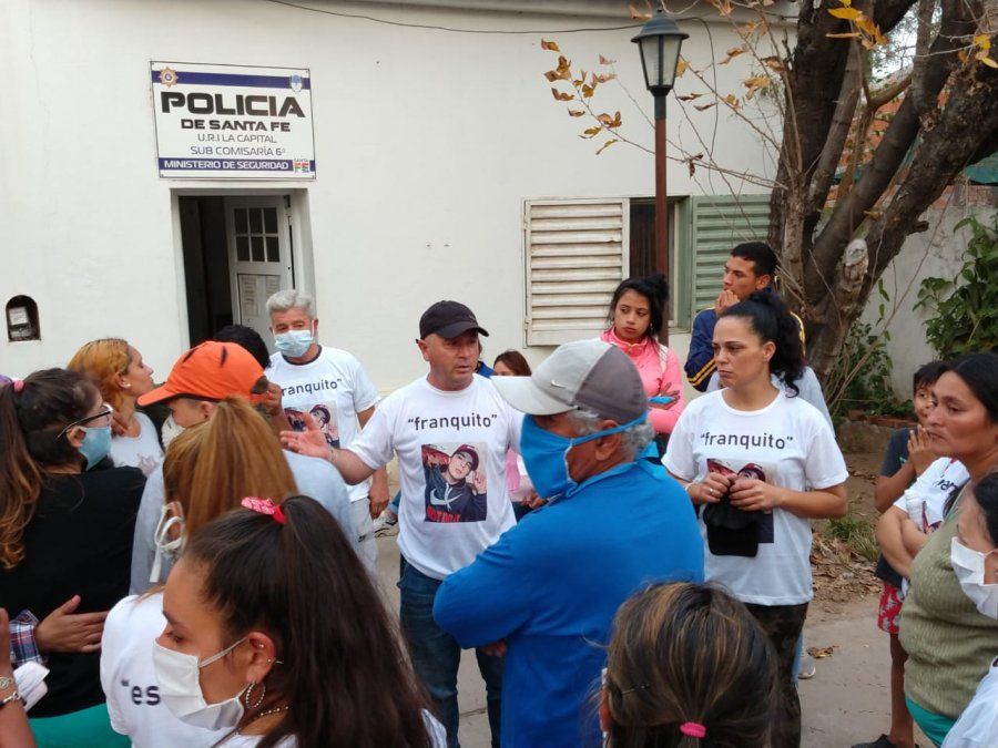 En el centro, Marcelo Scola, padre de Franco, reclamó cambios en la subcomisaría 6°.