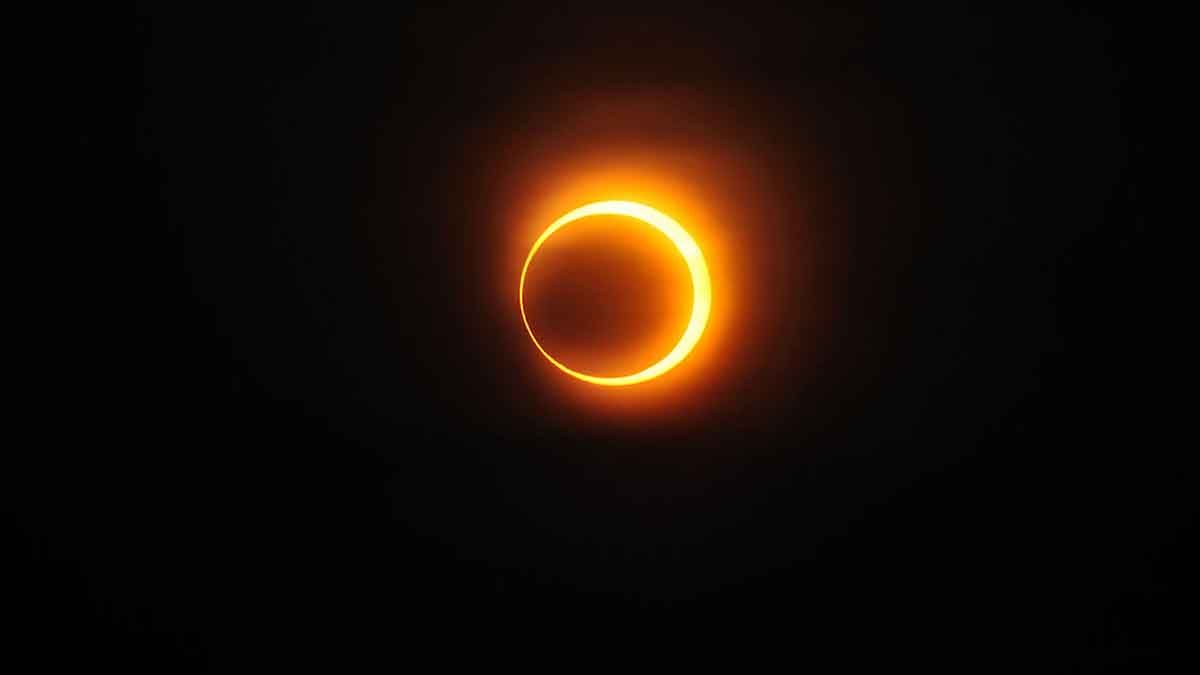 Eclipse anular de Sol. Este fenómeno se da cuando la Luna está directamente frente al Sol y el contorno del Sol sigue siendo visible.