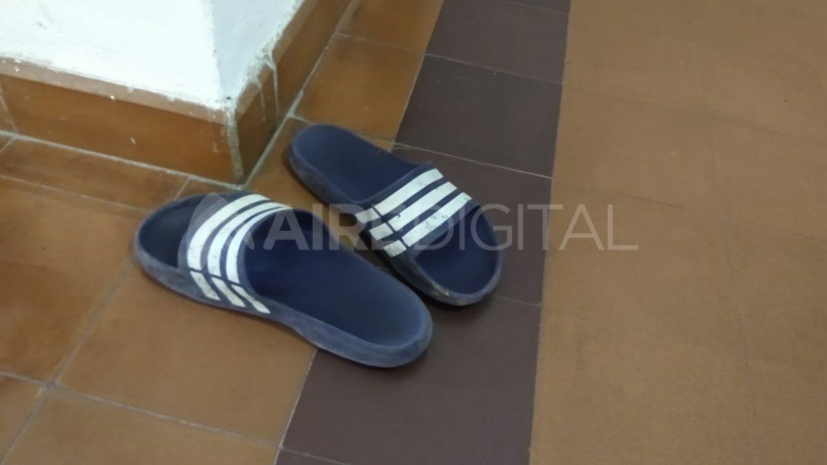 Uno de los ladrones escapó y dejó sus chinelas en la puerta de la casa del hombre asaltado