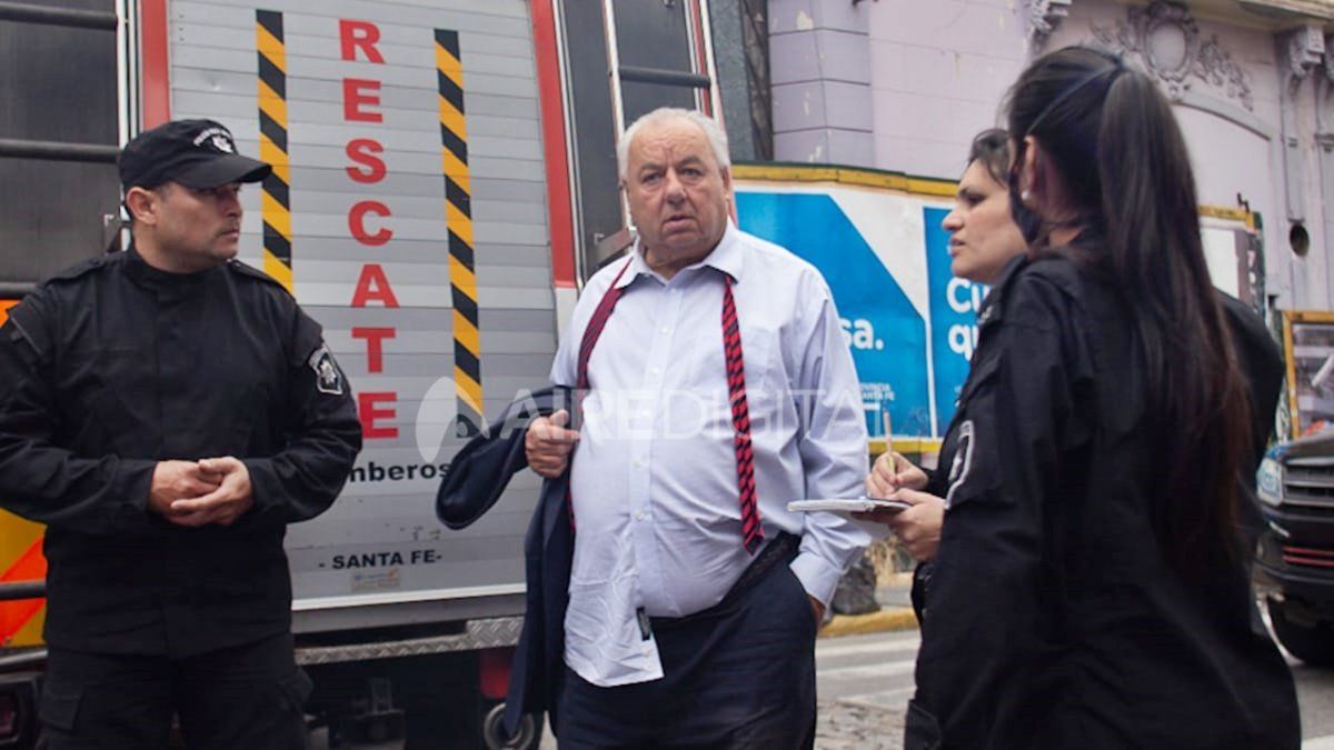 El presidente de la Corte conversa con los agentes policiales después del accidente.