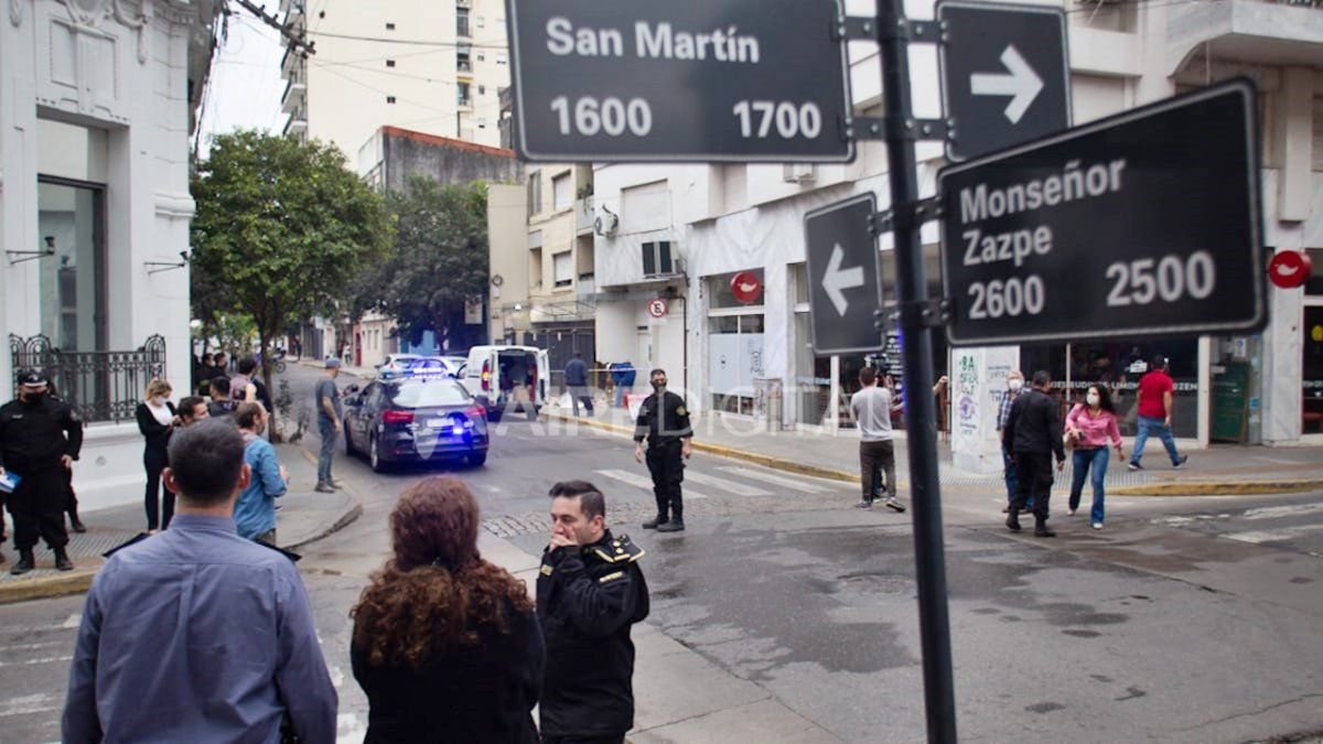 El tránsito estuvo interrumpido y al lugar arribaron efectivos policiales, Bomberos y de Litoral Gas.