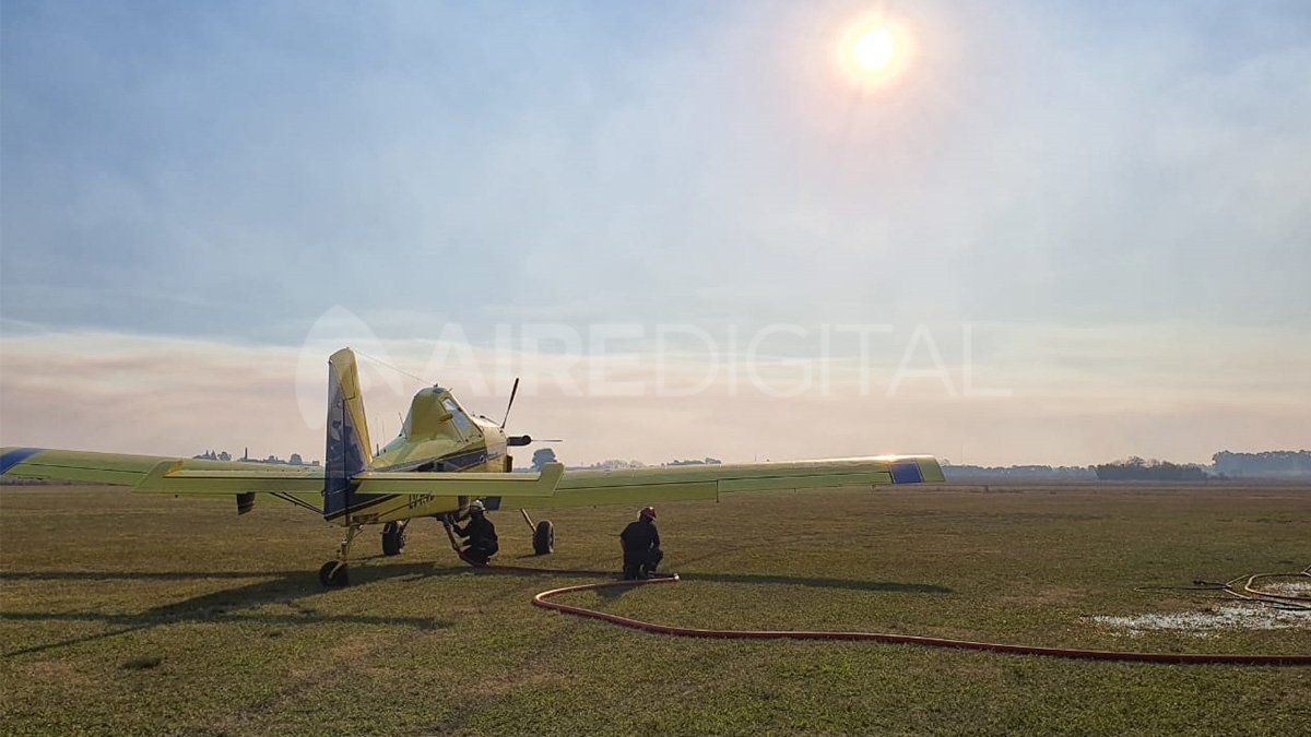 Uno de los aviones hidrantes cargando agua para continuar combatiendo los incendios en el Delta del Paraná.