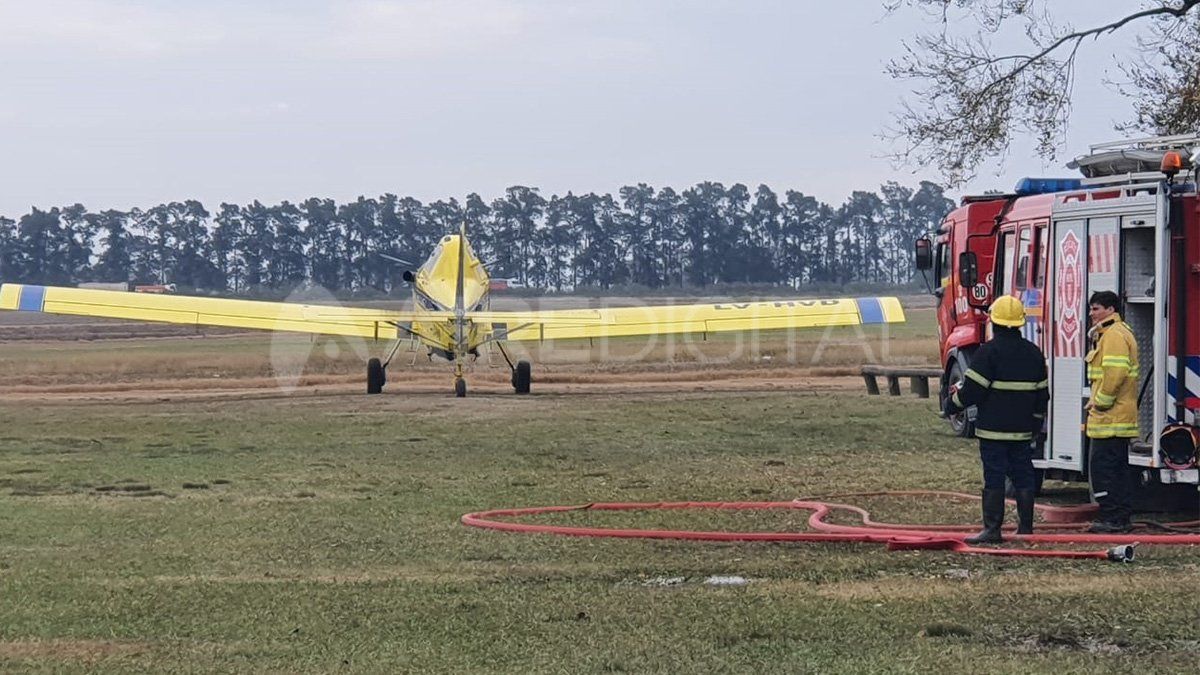 El momento en que uno de los aviones hidrantes parte a la zona de los incendios. 