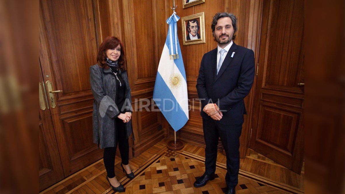 El jefe de Gabinete, Santiago Cafiero, junto a la vicepresidenta Cristina Kirchner antes de su primer informe de gestión en una sesión especial del senado.
