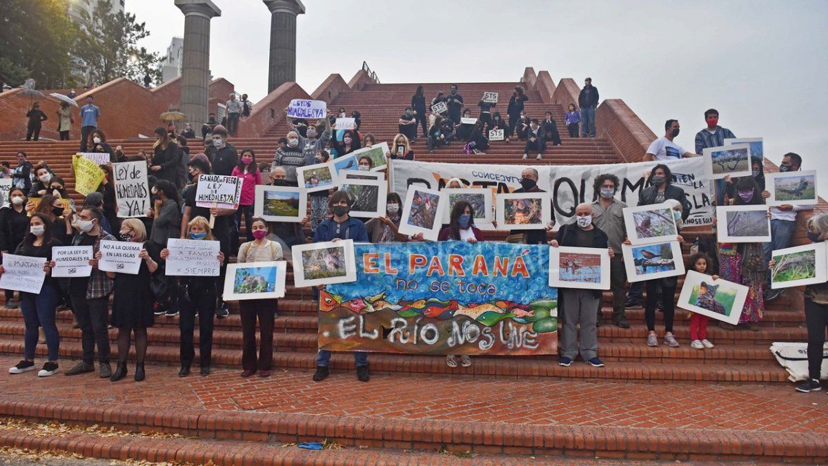 Las escalinatas del Parque España de Rosario fue el escenario elegido para visibilizar el reclamo.