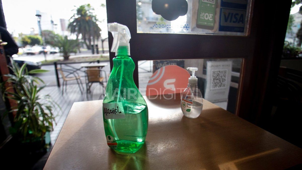 La higiene de los locales, que incluye limpieza y desinfección, deberá realizarse al menos dos veces por día.