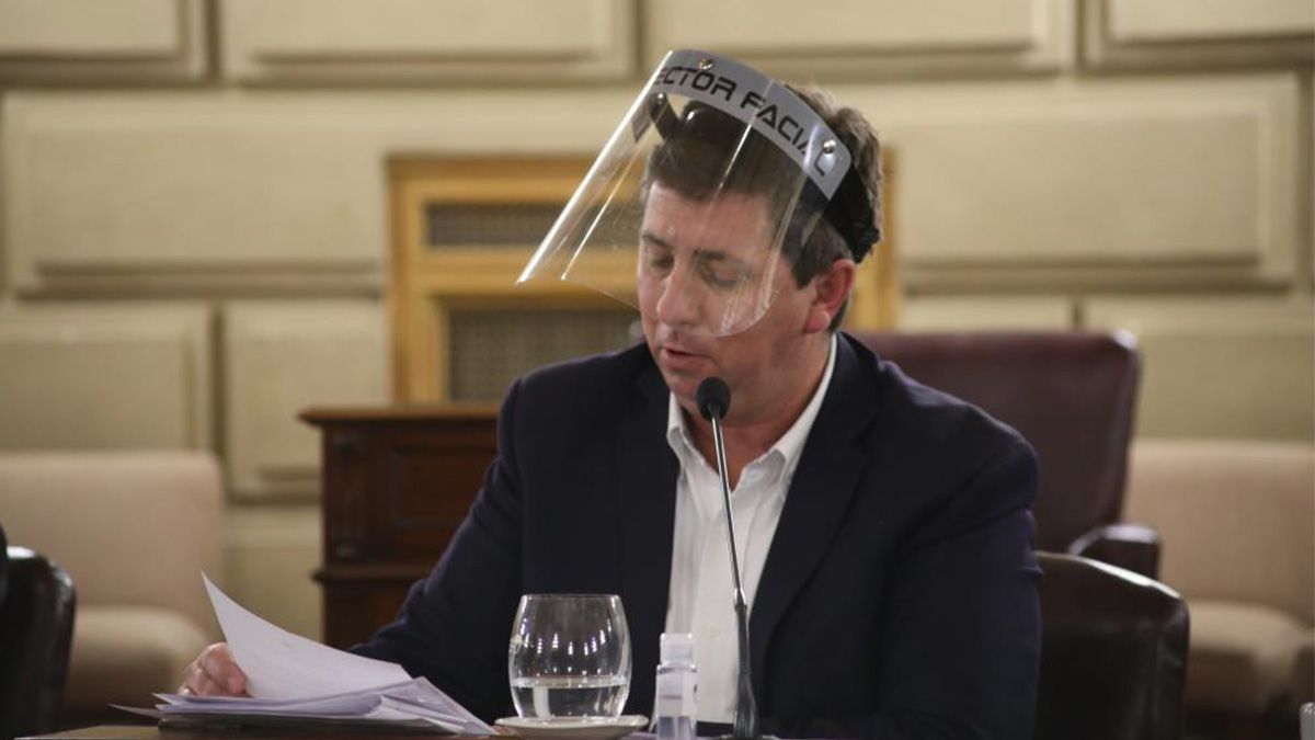 El senador justicialista Rubén Pirola durante la sesión de este jueves.