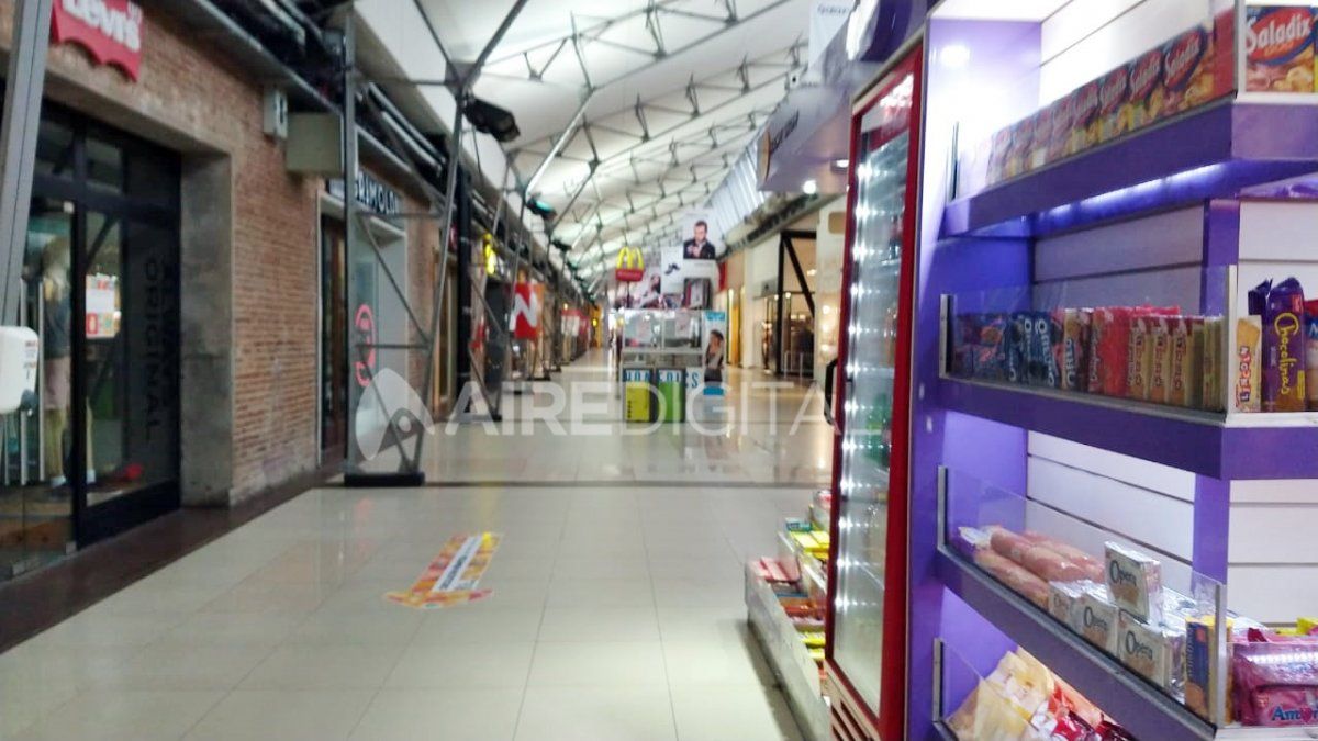En los grandes centros de compra, cerrados en su gran mayoría por las medidas de aislamiento sanitario por el coronavirus, volvieron a mostrar una fuerte baja.