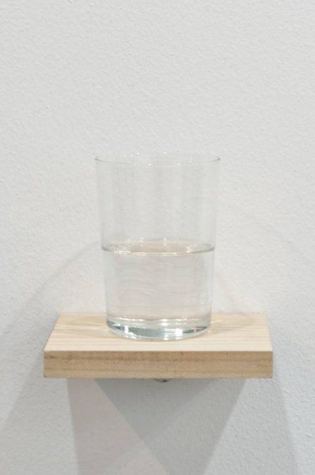 Wilfredo Prieto, Vaso con agua medio lleno, 2006
