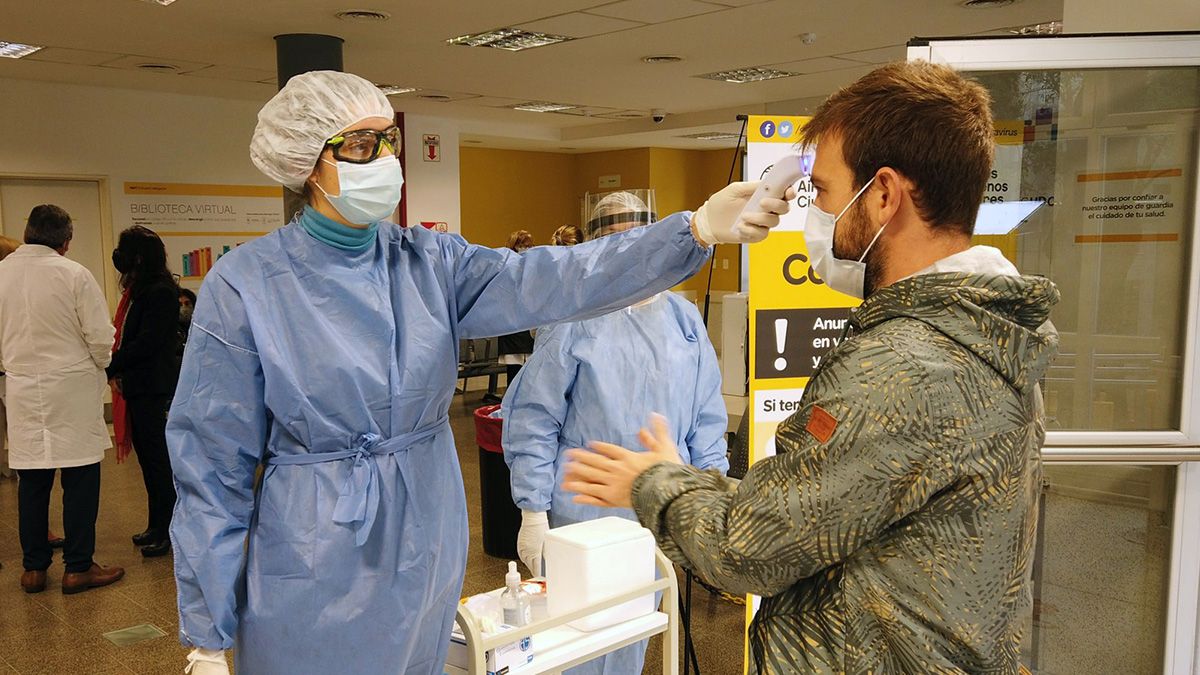 Controles de temperatura para ingresar al hospital Alvarez de la ciudad de Buenos Aires.